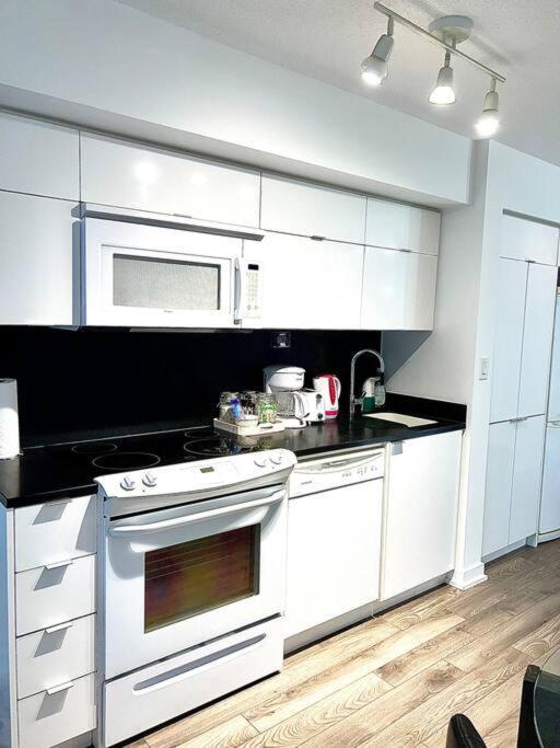 Luxurious Condo In The Center Of Downtown Toronto Exterior foto